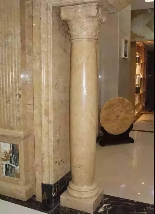 Колонна из желтого мрамора